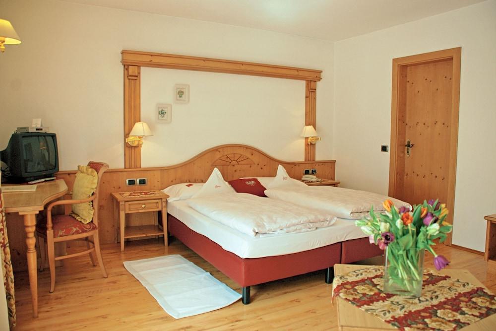 Flora Hotel